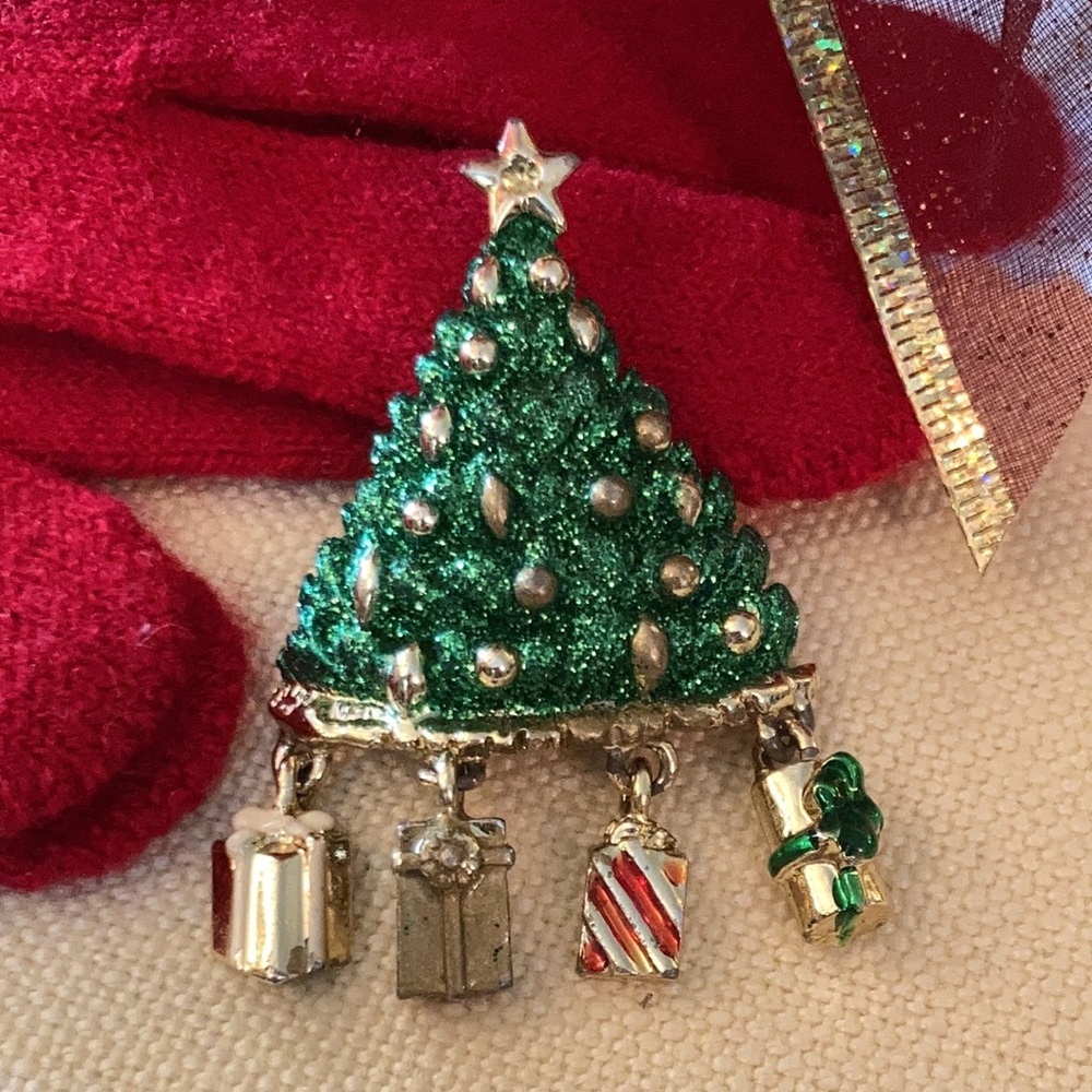 Danecraft Vintage Christmas Tree w/4 dangling presents gifts brooch 2.5"